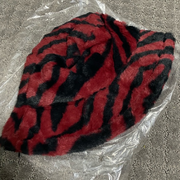Urban Outfitters Knox Printed Faux Fur Bucket NWT - Red - Picture 3 of 5